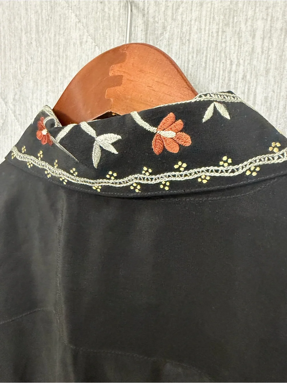 Rare Vintage Et Vous Women's Black Embroidered Floral Button-Down Shirt EUC